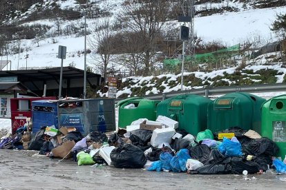 Contenedores desbordados en Arties en el puente de la Purísima. 