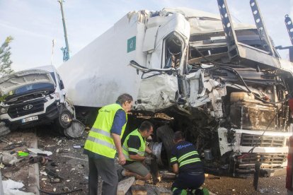 El camión que arrolló a dos personas y a dos vehículos. 