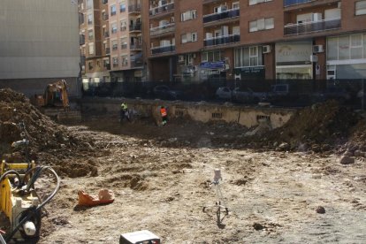 Trabajos de excavación del solar donde se levantará la nueva residencia.