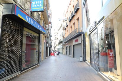 La práctica totalidad de las tiendas del Eix están cerradas el fin de semana por las nuevas restricciones. 