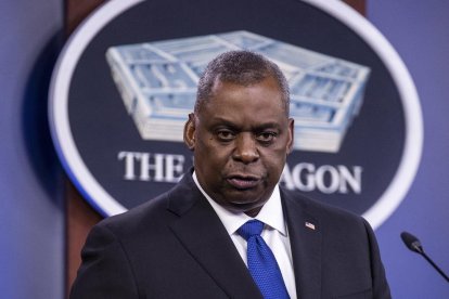 Arlington (United States), 06/05/2021.- US Secretary of Defense Lloyd Austin responds to a question from the news media during a press briefing at the Pentagon in Arlington, Virginia, USA, 06 May 2021. Secretary Austin responded to questions on sexual assault in the military, COVID-19 vaccinations and the withdrawal of US forces from Afghanistan. (Afganistán, Estados Unidos) EFE/EPA/SHAWN THEW