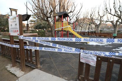 El parc infantil del Terrall va quedar precintat almenys per als propers deu dies.