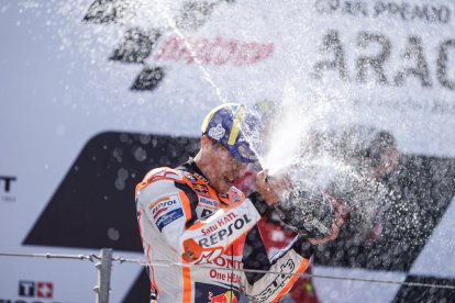 Marc Márquez celebró así el segundo puesto después de una temporada muy difícil.