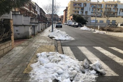 La neu ja és testimonial als carrers de Tàrrega.