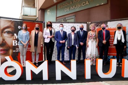 Maria Barbal, en el centro, entre el President Aragonès y Marcel Mauri, así como con otras autoridades que asistieron a la gala literaria.