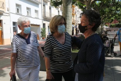 Maria Barbal, de paseo por Tremp horas antes del acto de Òmnium, saludando a amigas de toda la vida.