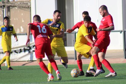 Una acción embarullada durante el partido entre Balaguer y Tàrrega.