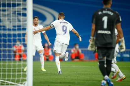 Karim Benzema celebra uno de los tres goles que marcó al Celta en el Bernabéu.