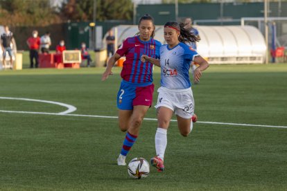 Las jugadoras del AEM celebran el gol de Natalia.