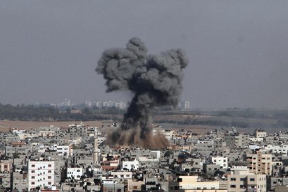 La explosión causada por un ataque aéreo israelí en la ciudad de Gaza.