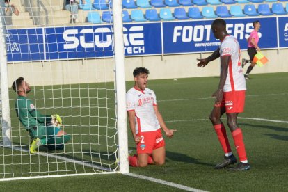 Jugadores del Badalona recriminan una acción al leridano Sanku.