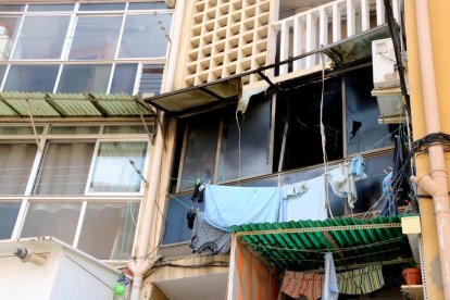 El exterior del piso donde falleció la mujer en Olesa de Montserrat.