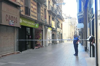 Cortan la calle Major de Lleida dos horas por la caída de una cornisa