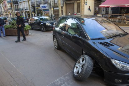 Imagen del vehículo accidentado en la avenida Catalunya.