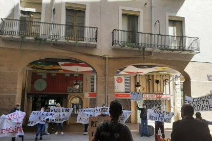 Els veïns van desplegar pancartes a favor de la residència davant de l’alcalde a primera hora de la tarda.