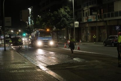 Obras nocturnas de asfaltado en Príncep de Viana y avenida Catalunya 