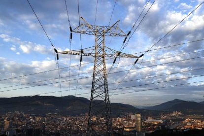 La luz alcanzará hoy un pico máximo de 319,03 euros/MWh.