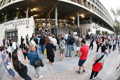 Cerca de 150.000 aspirantes se examinan para 3.381 plazas en Correos