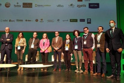 Los participantes de la mesa redonda con los organizadores y las autoridades presentes.