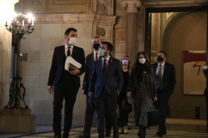 El president del Parlament, Roger Torrent, i part del Govern, divendres, abans de la taula de partits.