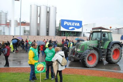 Els productors van portar ahir les seues demandes fins a les portes de Lactalis a Mollerussa.