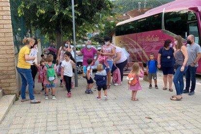 Alumnes de l'Institut Escola d'Oliana esperant, amb els seus pares, a entrar a l'escola el primer dia de curs.