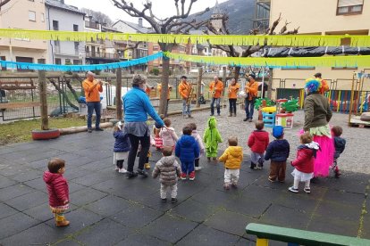 Els petits de Sort s’ho van passar ahir d’allò més bé amb la música de la xaranga Mai Toquem Bé.