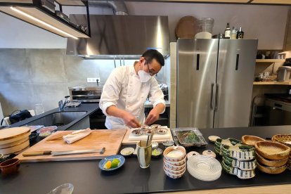 El cuiner japonès Kenya Nakamura treballant a Wagokoro, el seu restaurant a Gerri de la Sal.