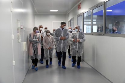 Alba Vegés, junto a Carolina Darias y Pedro Sánchez durante su visita a la farmacéutica Hipra, ubicada en el municipio de Amer (Girona).