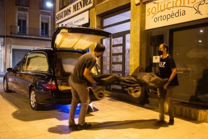 Trabajadores de la funeraria recogen el cuerpo de la mujer fallecida en Tàrrega.