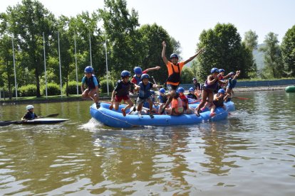 Activitats aquàtiques contra la calor ahir al Parc del Segre de la Seu d’Urgell.