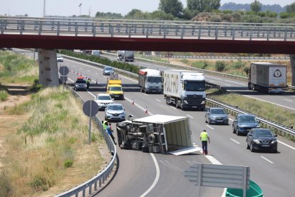 El aparatoso accidente de Alpicat obligó a cortar la salida de la autovía hasta que retiraron el camión. 