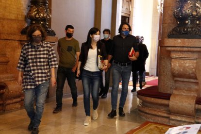 Los negociadores de la CUP, ERC y JxCat saliendo de la reunión a tres bandas.