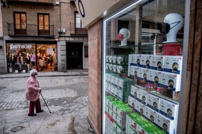 L’aparador d’una botiga que ofereix mascaretes a Toledo.