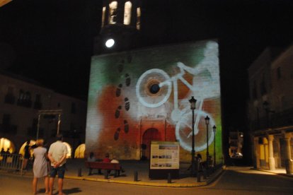 Homenatge a les entitats i símbols locals - Linyola va aprofitar ahir l’inici de la seua festa major d’agost per projectar un monumental màping a la façana de l’església de Santa Maria, un homenatge a les entitats i símbols locals que es ...