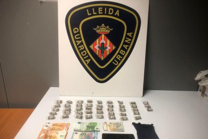 Imagen de la droga y del dinero intervenido por la Urbana. 