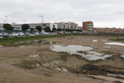 Imagen de archivo del solar en el que se prevé edificar el albergue, situado junto al colegio La Mitjana. 