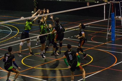 Una acció del partit d’ahir entre el Balàfia i l’Arenys.