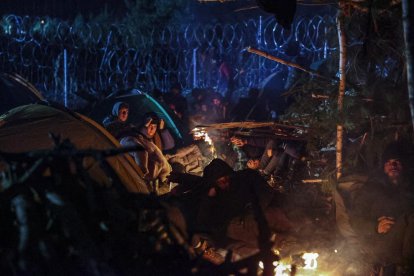 Sin apenas comida ni agua, familias enteras solo tienen fogatas para calentarse en la frontera.