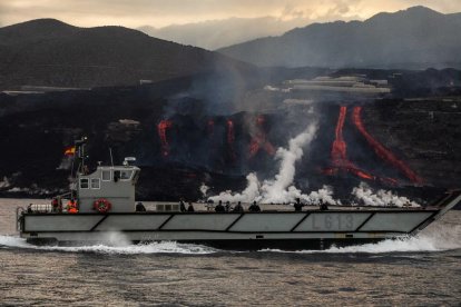 Un buque de la Armada traslada a agricultores a regar sus cultivos.