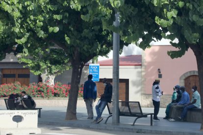 Imagen de una plaza de Alcarràs, donde ya han llegado temporeros para la campaña de la fruta. 