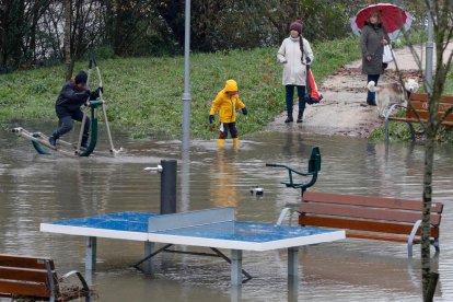 Veïns treballen per recuperar-se de les inundacions.