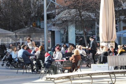 Las terrazas de los bares y restaurantes se llenan con el buen tiempo