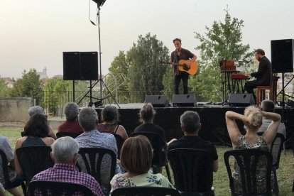 Unes seixanta persones van assistir al concert de David Carabén al convent de Sant Bartomeu.