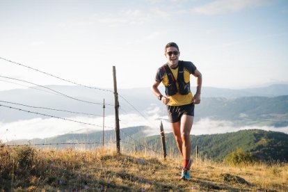 Un dels participants de la Cabanera, durant el dur recorregut per la Vall Fosca.