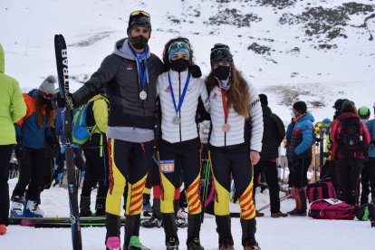 Marc Ràdua, Aina Garreta y Mariona Flores posan con las medallas conseguidas en la cronoescalada.