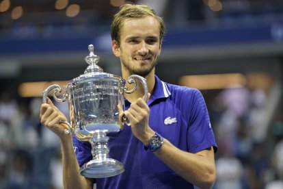 Daniil Medvedev amb el trofeu de campió del US Open.