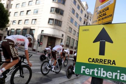 Diversos ciclistes entrenant-se ahir pels carrers de Burgos, en la vigília de la primera etapa.