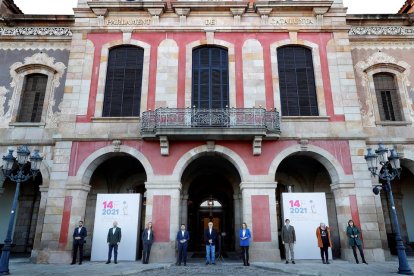 Fotografía de familia de los nueve principales candidatos a la presidencia de la Generalitat, ayer, a las puertas del Parlament.