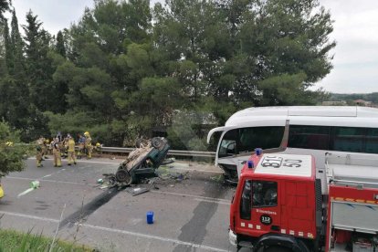 El turismo y el autocar escolar implicados en el accidente de este viernes en Lleida.